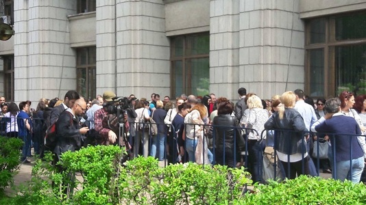 Câteva sute de angajaţi din finanţe protestează în faţa ministerului