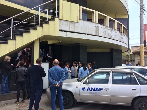Peste o sută de angajaţi ai Administraţiei Judeţene de Finanţe Publice au protestat câteva ore şi la Constanţa
