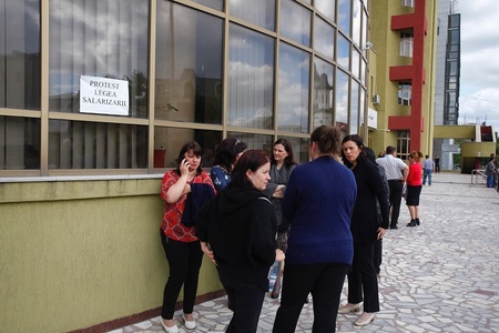 Peste 40 de angajaţi ai Direcţiei de Finanţe Vrancea au protestat faţă de proiectul legii salarizării unitare, însă nu au blocat activitatea