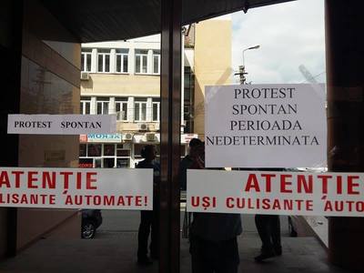 Şi angajaţii Finanţelor Publice Alba sunt din nou în grevă. Oamenii spun că ar trebui să facă şi contribuabilii o grevă fiscală şi să nu mai plătească ”niciun leu” - FOTO
