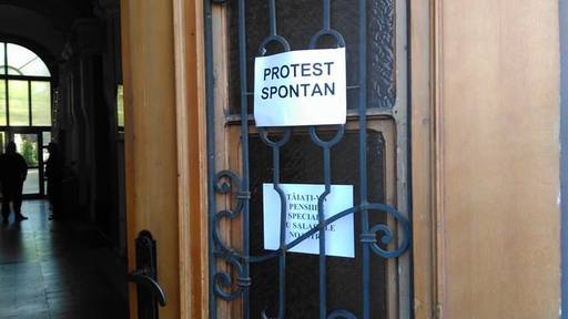 Angajaţii Finanţelor din Arad au lucrat trei ore, după care au reluat protestele - FOTO
