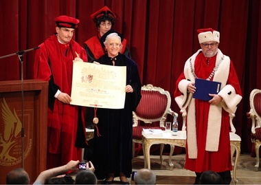Principesa Muna a Iordaniei, DHC al Universităţii "Lucian Blaga” din Sibiu; la ceremonie a participat şi principesa Margareta