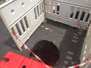 Operatorii de servicii publice din Capitală vor primi amenzi de până la 5.000 de lei dacă nu semnalizează lucrările făcute pe carosabil sau pe trotuare