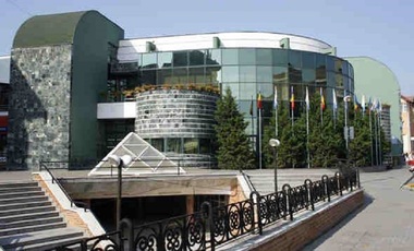 Primăria din Alba Iulia a reziliat contractul cu o firmă de construcţii care a întârziat un an construirea unei pieţe agro-alimentare