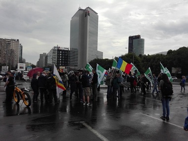 Marşul Normalităţii: Aproximativ 100 de persoane au plecat din Piaţa Victoriei, cu destinaţia Patriarhie. Scandează "România nu-i Sodoma". Manifestaţia s-a încheiat după trei ore FOTO. VIDEO