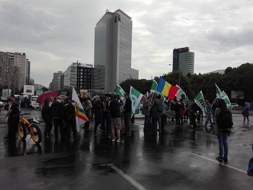 Marşul Normalităţii: Aproximativ 100 de persoane au plecat din Piaţa Victoriei, cu destinaţia Patriarhie. Scandează "România nu-i Sodoma". Manifestaţia s-a încheiat după trei ore FOTO. VIDEO