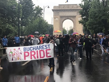 Peste 500 de persoane la "Marşul Diversităţii": Au plecat pe ploaie spre Piaţa Victoriei, susţinuţi de ambasadorul SUA, Hans Klemm. FOTO. VIDEO