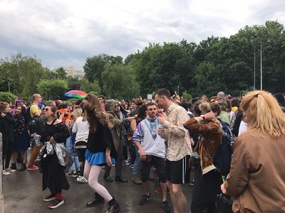 "Marşul Diversităţii" s-a încheiat în Parcul Kiseleff, după o oră şi jumătate. Au participat circa 1.000 de persoane: "Un, doi, trei, homofobii, jos cu ei!". VIDEO