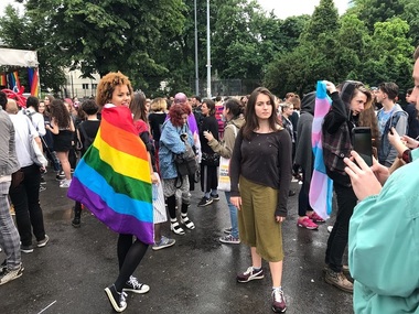 REPORTAJ: Marşul Diversităţii - 1.000 de persoane au ridicat steguleţe în culorile curcubeului peste ploaia torenţială. FOTO. VIDEO