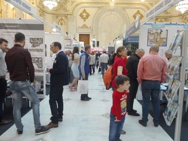 REPORTAJ -Târgul Naţional Imobiliar: Case din containere, din lemn sau eco şi clienţi în căutarea "locuinţei perfecte" la 30.000 de euro