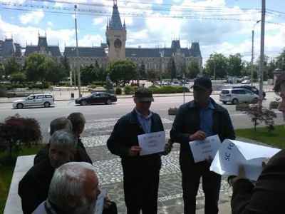 Protest al angajaţilor de la Fortus Iaşi în faţa Prefecturii, nemulţumiţi că nu şi-au primit salariile restante