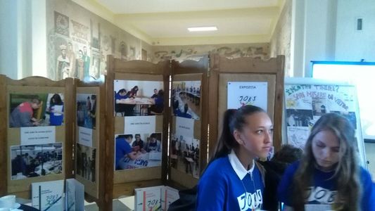 Aproape 8.000 de elevi, învăţaţi să-şi aleagă meseria printr-un program elveţian în valoare de 2,5 milioane de franci