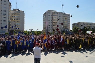 Vaslui: Peste 1.300 de elevi de la cele şase licee din Vaslui au mărşăluit pe străzi de Ziua Absolventului - FOTO