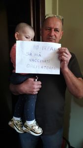Vaccinarea, din nou în dezbatere - Autorităţi: Trebuie ca fiecare să discearnă grâul de neghină. Părinţi: Nu vrem să fim obligaţi să ne vaccinăm copiii 