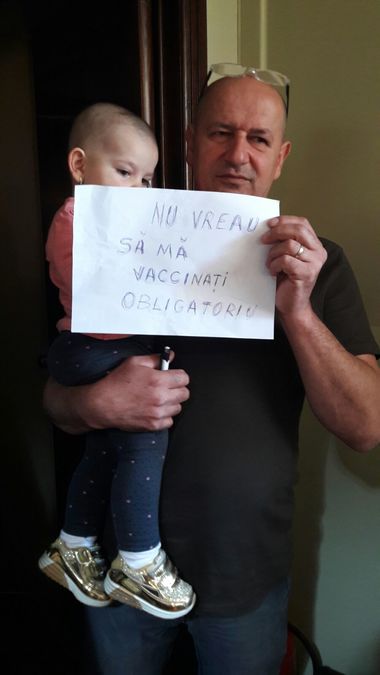 Vaccinarea, din nou în dezbatere - Autorităţi: Trebuie ca fiecare să discearnă grâul de neghină. Părinţi: Nu vrem să fim obligaţi să ne vaccinăm copiii 
