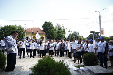 Aproximativ o sută de cadre didactice afiliate Sindicatului Învăţământului Preuniversitar au pichetat Prefectura Buzău - FOTO