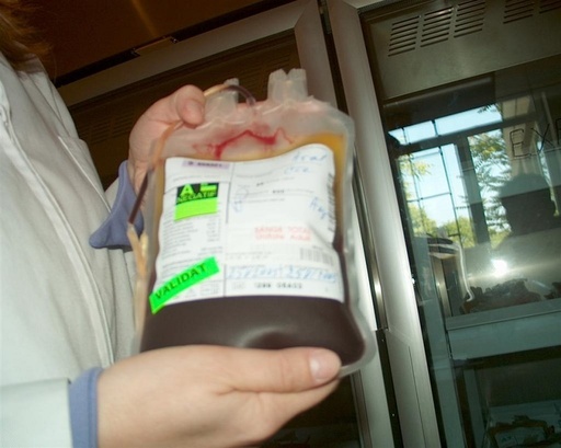Arad: Numărul donatorilor de sânge a scăzut la jumătate, declanşând o criză a stocurilor, iar personalul medical merge în fabrici pentru a recolta