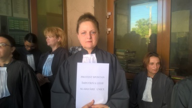 Protest spontan al grefierilor de la instanţe din Ploieşti faţă de legea salarizării unitare