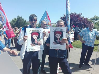 UPDATE - Aproximativ o mie de angajaţi din administraţia locală au protestat în faţa Parlamentului. 
 Angajaţii din administraţie vor să iasă din nou în stadă în 6 iunie. FOTO, VIDEO