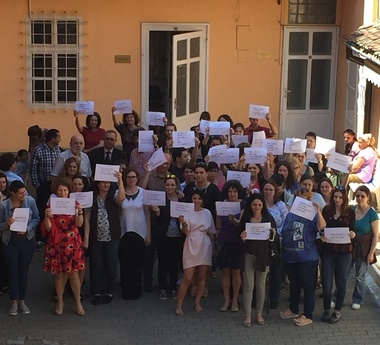 Sibiu: Peste 60 de angajaţi ai Direcţiei pentru Protecţia Copilului au ieşit în curtea instituţiei, activitatea fiind blocată