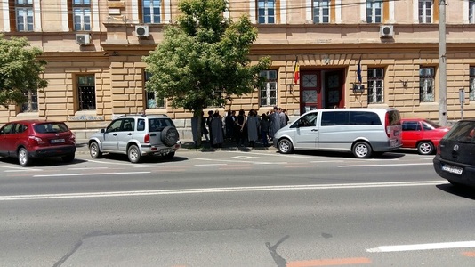 Sibiu: Aproximativ 30 de grefieri au ieşit în faţa clădirii în care funcţionează Tribunalul, Judecătoria, dar şi Parchetele