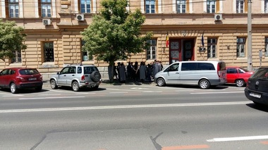 Sibiu: Aproximativ 30 de grefieri au ieşit în faţa clădirii în care funcţionează Tribunalul, Judecătoria, dar şi Parchetele