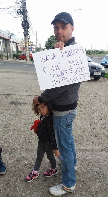 Câteva zeci de localnici dintr-o comună ieşeană au protestat, cerând să fie amenajate mai multe pasarele pietonale în localitate