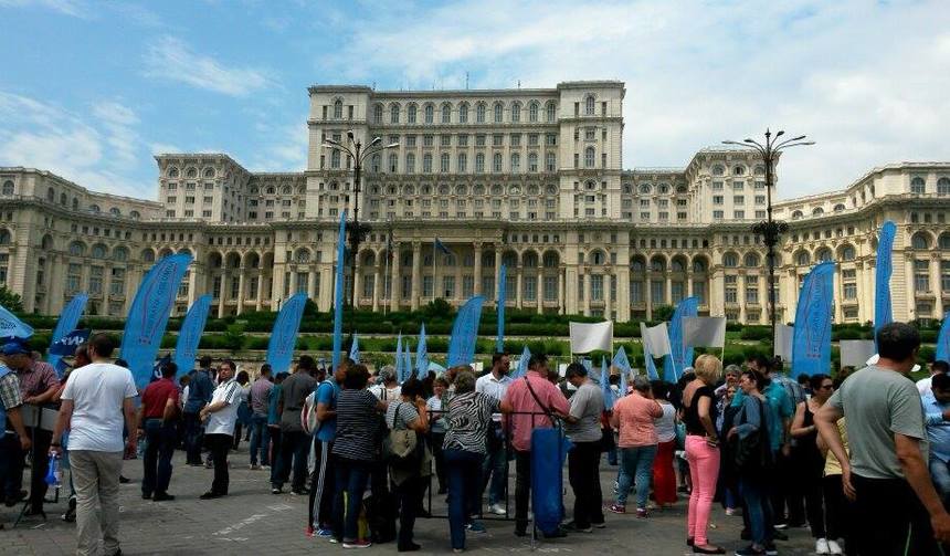 Noi proteste ale angajaţilor din administraţia publică, în faţa Parlamentului: Se doreşte privatizarea administraţiei publice locale