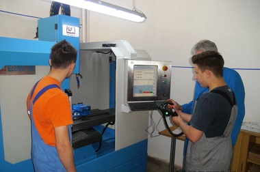 REPORTAJ: Învăţământul dual, introdus de doi ani într-o şcoală din Arad printr-un proiect pilot, are tot mai mulţi elevi şi companii partenere - FOTO