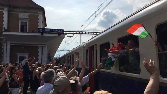 Primul tren cu pelerini maghiari care merg la Şumuleu Ciuc, de Rusaliile catolice, aşteptat cu flori şi pogăcele la Cluj - VIDEO