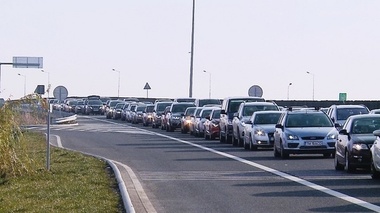 Trafic îngreunat pe autostrada A2, unde pe unele tronsoane se circulă cu 20 de kilometri pe oră