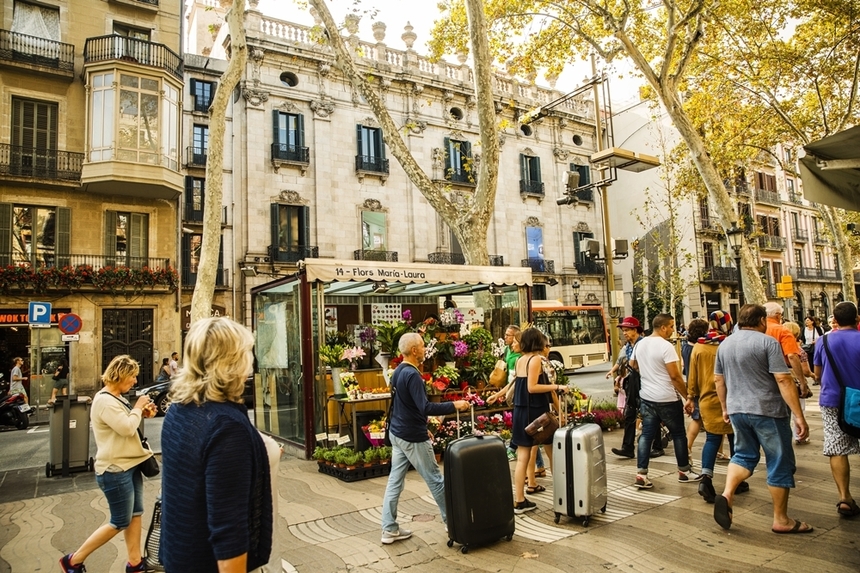 Momondo: Barcelona, Roma, Lisabona şi Tenerife sunt cele mai populare destinaţii externe ale turiştilor români pentru această vară