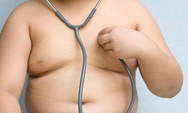 Penumolog: Obezitatea instalată în copilărie şi adolescenţă, poziţiile vicioase în timpul scrisului, sedentarismul  duc în timp la diminuarea funcţiei respiratorii