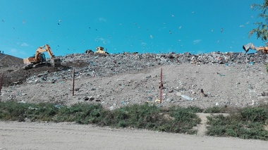 Operatorul de salubritate Rosal, care luni a anunţat că nu mai ridică gunoiul din Ploieşti, a revenit asupra deciziei