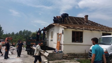 Alte două case, demolate controlat în localitatea Alunu, afectată de o alunecare de teren - FOTO, VIDEO