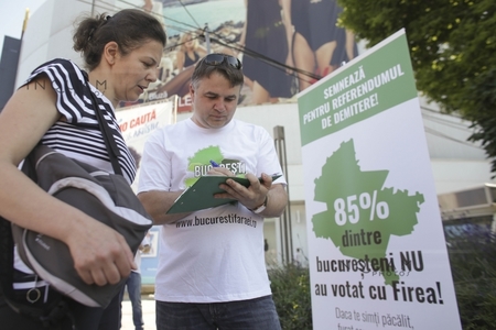 Asociaţia ”Bucureşti fără ei” începe strângerea de semnături pentru referendumurile de demitere a Gabrielei Firea şi a primarilor de sector, în Piaţa Unirii. FOTO