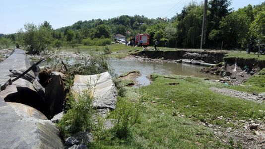 Viitura produsă după ce o magistrală de la barajul Măneciu s-a spart nu a surprins oameni sau animale. VIDEO