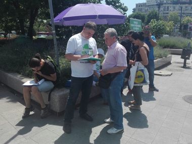 REPORTAJ: Strângere de semnături pentru referendumurile de demitere a primarilor în Piaţa Unirii - "De la Firea în sus e dezastru. Ferească Dumnezeu să mai dăm de aşa ceva”