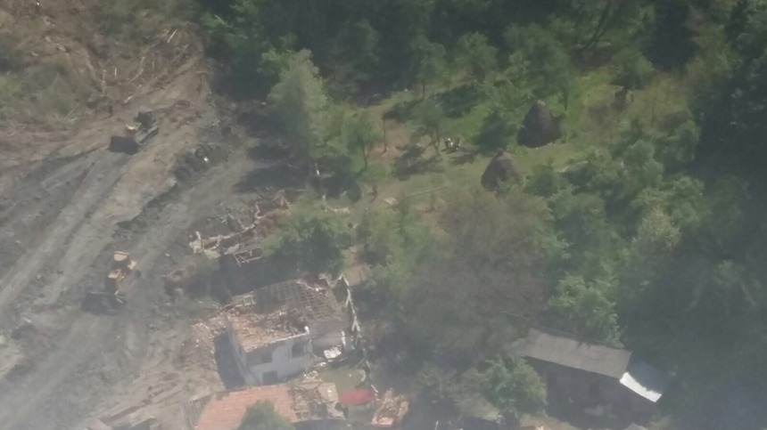 Treisprezece persoane din casele aflate în apropierea alunecării de teren din localitatea vâlceană Alunu vor fi evacuate preventiv - VIDEO