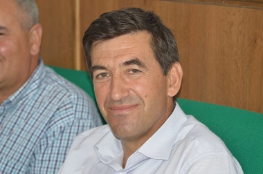 Vaslui: Un primar le trimite prin poştă pungile cu gunoi celor care le aruncă la întâmplare pe câmp. Oamenii cred că au primit ajutoare de la UE şi se laudă vecinilor