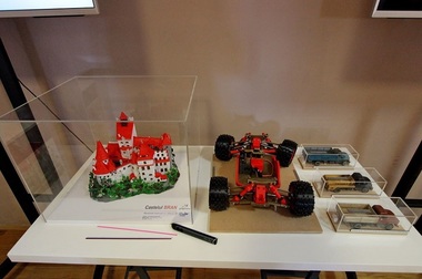 Cluj: Un braţ robotic şi o replică a castelului Bran, printre atracţiile primei expoziţii dedicate tehnologiei de imprimare 3D din România