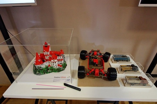 Cluj: Un braţ robotic şi o replică a castelului Bran, printre atracţiile primei expoziţii dedicate tehnologiei de imprimare 3D din România