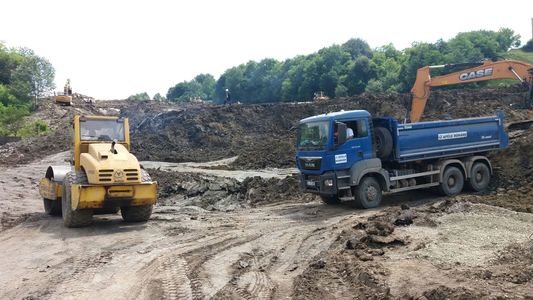 Vâlcea: Drumul judeţean care trece prin localitatea Alunu, afectată de o alunecare de teren, închis, traficul fiind deviat - FOTO