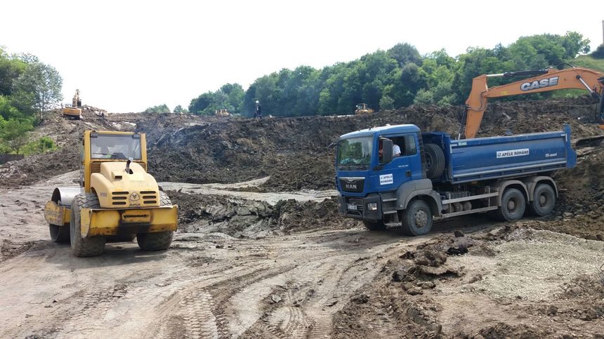 Vâlcea: Dosar penal pentru distrugere calificată şi abuz în serviciu, în cazul alunecării de teren din Alunu