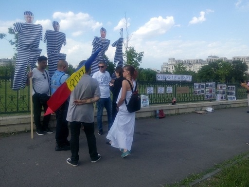 Pancarte cu mesaje anti-Dragnea, pe gardul Palatului Parlamentului, în timpul şedinţei CEx al PSD: "Dragnea, nu fi trist, Grindi e acum #Rezist!". 