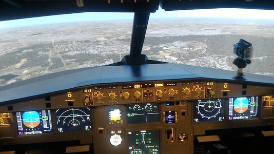 Un simulator de Airbus A320 cu o bază de date de 24.000 de aeroporturi, inaugurat în premieră naţională la Cluj - FOTO