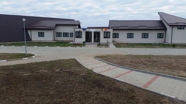Autorităţile prahovene vor să schimbe destinaţia unui cămin de bătrâni construit din fonduri guvernamentale şi să aducă în centru persoane cu dizabilităţi