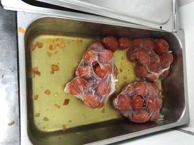 Constanţa: Peste 3,5 tone alimente retrase de Protecţia Consumatorilor de la un restaurant din Satul de Vacanţă; localul ar putea fi închis şase luni - FOTO