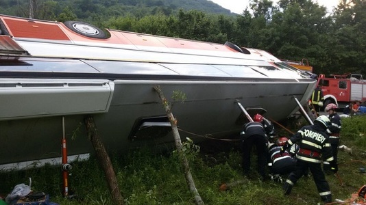 Braşov: Douăzeci şi şase de persoane au rămas internate în două spitale, în urma accidentului de autocar de pe DN 73A