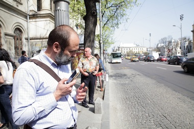 Peste 400 de persoane cu deficienţe de vedere, informate printr-o aplicaţie mobilă când soseşte în staţie autobuzul sau troleibuzul pe care îl aşteaptă, dar şi conexiunile acestuia